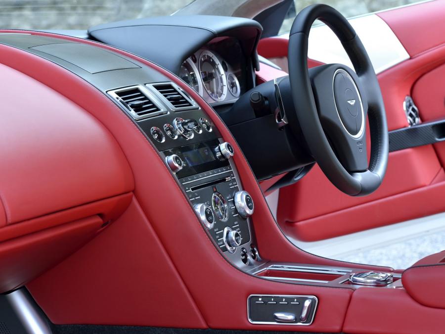 Интерьер Aston Martin DB9 2012 года  (UK) (фото 5 из 8)